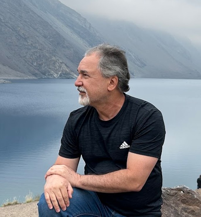 Retrato de Joel Vieira, psicólogo clínico, em Laguna del Inca na estação de Portillo, no Chile